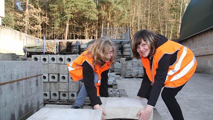 Hebst du schon? - Leonie Plaster (11) und Johanna Goller staunen, wie schwer ein einziger Stein sein kann, auch gemeinsam schaffen es die beiden Mädels nicht, den Stein anzuheben.