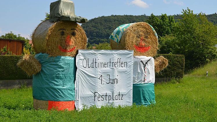 Die Strohmännchen kündigen den Durchfahrenden am Ortseingang das Highlight des Wochenendes an.  Foto: Sina Mattheus