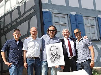 Gruppenbild in Jeans Levi's Vizepräsident James Curleigh (Mitte) mit seinen Mitarbeitern Grant Barth (l.) und Tom Berry (r.) sowie Bürgermeister Michael Karmann (2.v.l.) und Landrat Johann Kalb. Fotos: Hans Kurz