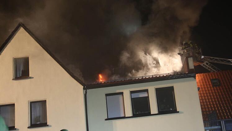 In Grub am Forst (Landkreis Coburg) brannte in der Nacht auf Montag ein Mehrfamilienhaus. Foto: Michael Stelzner