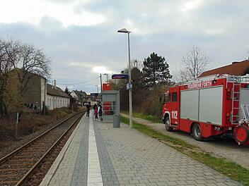 Die Feuerwehr am Bahnhof Forth Foto: Petra Malbrich