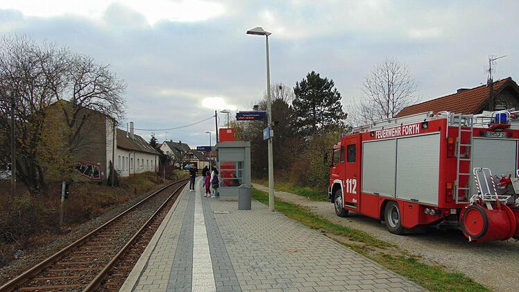 Die Feuerwehr am Bahnhof Forth Foto: Petra Malbrich