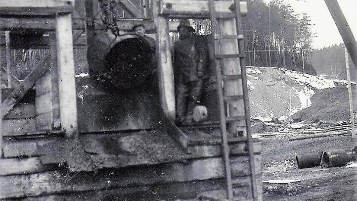 Der "Paul-Müller-Schacht" der Grube Katharina wurde 1936 auf 140 Meter Tiefe abgeteuft. Gut zu erkennen sind Teufkübel sowie Lore. Foto: Archiv