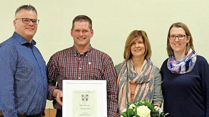 Paul Zink (Zweiter von links) wurde für 25-jähriges Singen im Chor geehrt. Foto: p