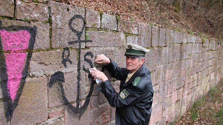 Polizist Peter Kähne sichert Spuren. Foto: Ralf Ruppert