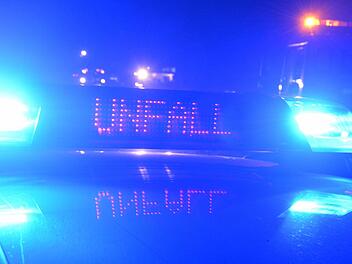 Auf der A73 ist in der Nacht auf Samstag ein 23-Jähriger mit seinem Auto ungebremst auf einen Sattelzug aufgefahren. Das Auto fing Feuer. Symbolbild: Ronald Rinklef