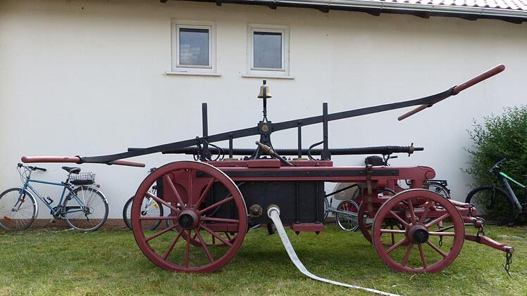 Die alte Handdruckpumpe aus dem Jahr 1883, die 1987 zum 120-jährigen Gründungsfest der Rugendorfer Wehr renoviert wurde. Foto: Klaus-Peter Wulf