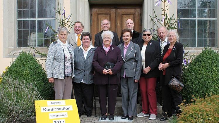 Sechs Frauen und drei Männer waren gekommen, um ihren Gedenktag der Eisernen Jubelkonfirmation (65 Jahre) zu feiern.