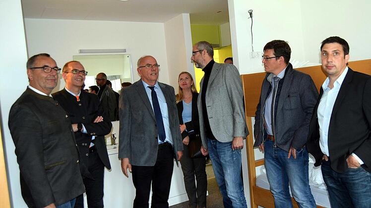 Werner Fehl (3. v. links) erläuterte Bürgermeister Jürgen Kohmann und Landrat Christian Meißner (v. l.) die Umbaumaßnahmen.