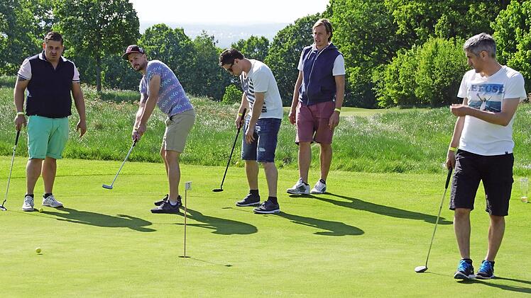 Reges Interesse herrschte am Golferlebnistag beim Golfclub Haßberge in Steinbach. Fotos: Sabine Weinbeer