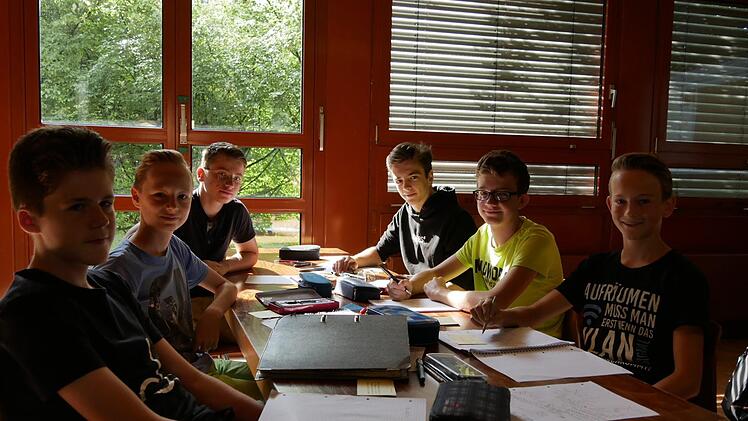 Yannik (von links), Jannik, Killian, Samuel, Elias  und Joel gefiel der etwas andere Unterrichtstag in der lockeren Atmosphäre.