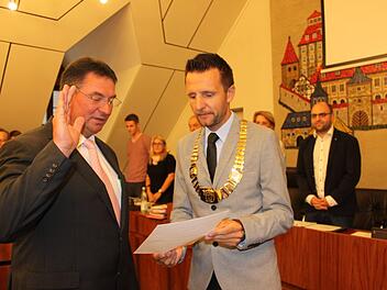Bernd Krauß (links) bei seiner Vereidigung als Lichtenfelser Stadtrat durch Bürgermeister Andreas Hügerich Foto: Ramona Popp
