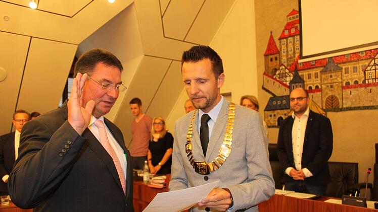 Bernd Krauß (links) bei seiner Vereidigung als Lichtenfelser Stadtrat durch Bürgermeister Andreas Hügerich Foto: Ramona Popp