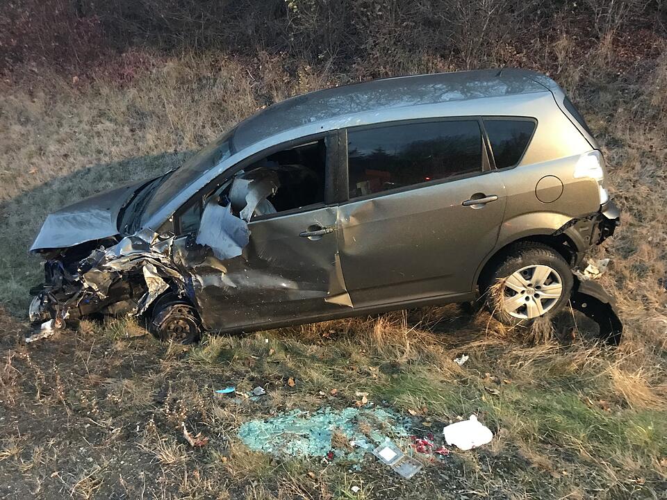 Zwei Personen nach Unfall im Begegnungsverkehr mittelschwer verletzt