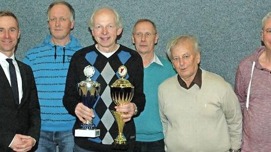 Die Tischtennisabteilung-Abteilung des TV 1869 Ottowind ehrte bei der Hauptversammlung ihre erfolgreichen Sportler (von links): Vorsitzender und B&uuml;rgermeister Bernd H&ouml;fer, Gerd Baudler, Pokalspender Norbert Knauf, Pokalspender Manfred M&uuml;cke, TT-Abteilungsleiter Stephan M&uuml;cke.  Fotos: Edwin Mei&szlig;inger