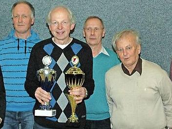 Die Tischtennisabteilung-Abteilung des TV 1869 Ottowind ehrte bei der Hauptversammlung ihre erfolgreichen Sportler (von links): Vorsitzender und Bürgermeister Bernd Höfer, Gerd Baudler, Pokalspender Norbert Knauf, Pokalspender Manfred Mücke, TT-Abteilungsleiter Stephan Mücke.  Fotos: Edwin Meißinger