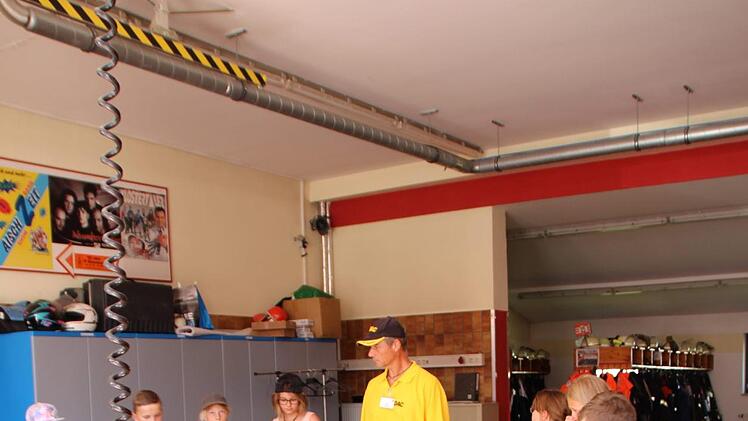 Wer auf der gelben Plane steht, kann vom Fahrer des Wagens nicht gesehen werden. Foto: Mirjam Stumpf