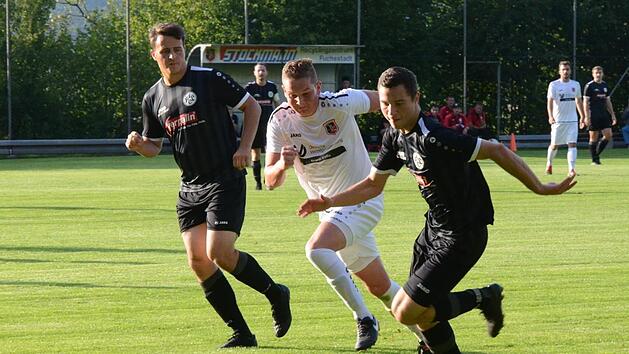 Lichtenfels vorne:  Abgeh&auml;ngt sah sich der FC Fuchsstadt (wei&szlig;e Trikots) auch nach 90 Minuten. Foto: J&uuml;rgen Schmitt