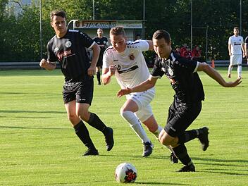 Lichtenfels vorne:  Abgeh&auml;ngt sah sich der FC Fuchsstadt (wei&szlig;e Trikots) auch nach 90 Minuten. Foto: J&uuml;rgen Schmitt