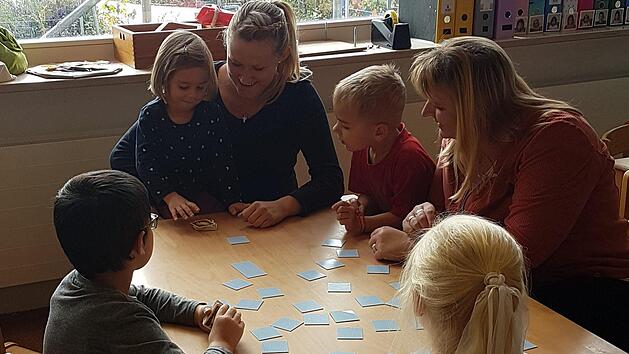 Lisa Meier (hinten) und Eva Schlebe (rechts) mit Kinder in der Hiltpoltsteiner "Kinderburg" Foto: Petra Malbrich