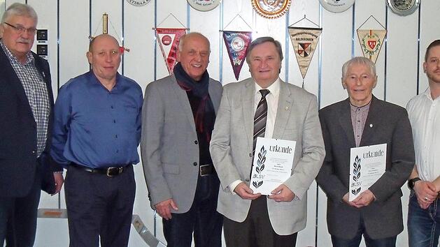 Langjährige Mitglieder wurden in der Jahreshauptversammlung des TSV Wirsberg ausgezeichnet. Im Bild (von links) Ehrenvorsitzender Karl-Heinz Krüger, Zweiter Vorsitzender Hans-Peter Müller, Bürgermeister Hermann Anselstetter, Bernd Welsch (50 Jahre), Hans Birkelbach (70) und Dritter Vorsitzender Tobias Mittasch Foto: Norbert Specht