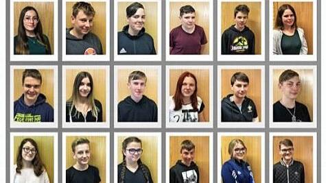 Alle Abschlusssch&uuml;ler der Klasse 9a an der Dreiberg-Schule Knetzgau zusammen mit ihrem Klassenleiter Sven Steger (unten rechts)  Foto: pr