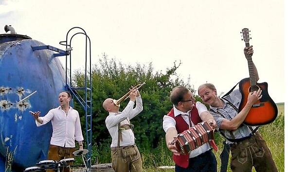Szenenfoto aus dem Video "Heimat" von 2018. Die Volksmusikparodie hat der "Kaktus-Klub" (von links Matthias Kaufmann, Johannes Lorentzen, Andreas Voigt und Helmut Lang) mit Sinn für die Idylle vor einem heimatlichen Öltank in der Rhön in Szene gesetzt Foto: Eva-Maria Voigt