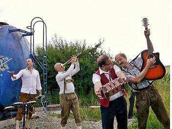 Szenenfoto aus dem Video "Heimat" von 2018. Die Volksmusikparodie hat der "Kaktus-Klub" (von links Matthias Kaufmann, Johannes Lorentzen, Andreas Voigt und Helmut Lang) mit Sinn für die Idylle vor einem heimatlichen Öltank in der Rhön in Szene gesetzt Foto: Eva-Maria Voigt