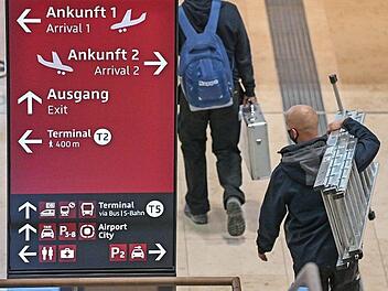 Die Arbeiter packen zusammen: Der Hauptstadtflughafen Berlin Brandenburg "Willy Brandt" (BER) soll am Samstag eröffnet werden. Foto: Patrick Pleul, dpa