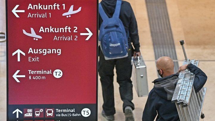 Die Arbeiter packen zusammen: Der Hauptstadtflughafen Berlin Brandenburg "Willy Brandt" (BER) soll am Samstag eröffnet werden. Foto: Patrick Pleul, dpa