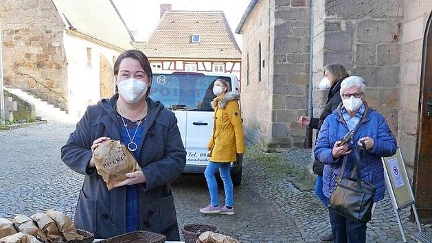 Jasmin Stephan beim Verkauf der Benefizbrote vor der Stadtpfarrkirche Herzogenaurach.