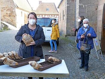 Jasmin Stephan beim Verkauf der Benefizbrote vor der Stadtpfarrkirche Herzogenaurach.