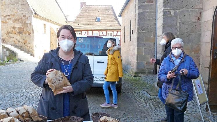 Jasmin Stephan beim Verkauf der Benefizbrote vor der Stadtpfarrkirche Herzogenaurach.