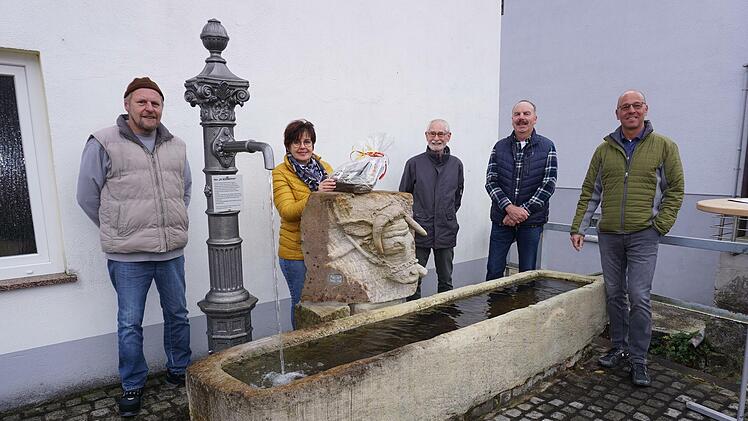 Ein Dankeschön für den restaurierten Brunnen und das Kunstwerk. Das Bild zeigt von links: Thomas Ankenbrand (ehemaliger Vorsitzender des Gartenbauvereins), Carola Rüttiger, Künstler Gerwin Kellermann, Albrecht Kimmel und Bürgermeister Gerd Kleinhenz.
