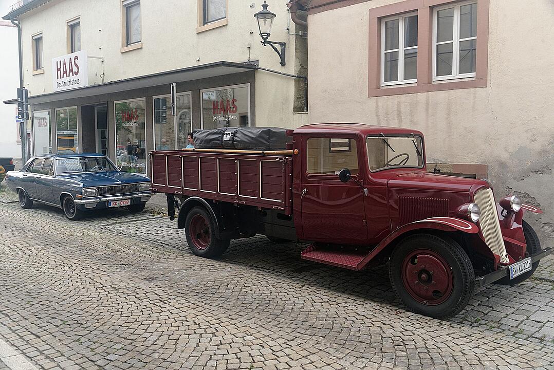 Historische Automobile und Motorräder