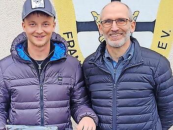 Max Stürzenberger (links) wurde von BFV-Spielleiter Peter Schmitt ausgezeichnet.