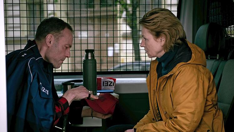 Susanne Bonard (Corinna Harfouch) und Robert Karow (Mark Waschke) ermitteln in ihrem letzten gemeinsamen Mordfall. Die Corinna Harfouch-Figur wechselt in den Ruhestand.