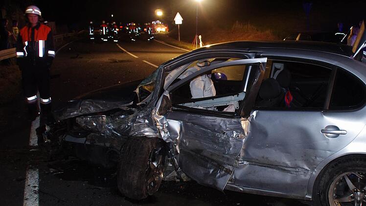 Der Seat wurde vom BMW im Frontbereich getroffen.