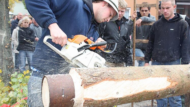 Doch kein Problem: Flo rückte an und der Fichte mit der Säge zu Leibe. Foto: Werner