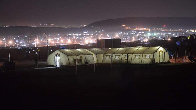 Die Ambulanz des Arbeiter-Samariter-Bundes bei Nacht mit einem Teil des Flüchtlingslagers Dormiz im Hintergrund.