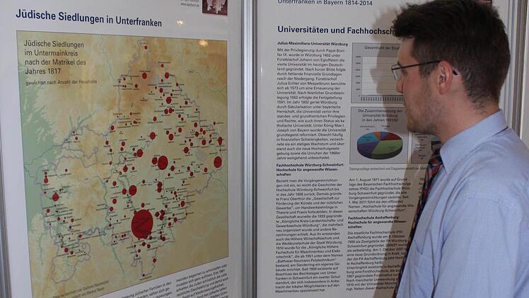 David Werner studiert eine der 25 Informationstafeln. Hier geht es um jüdische Siedlungen in Unterfranken. Foto: Stefan Andritschke