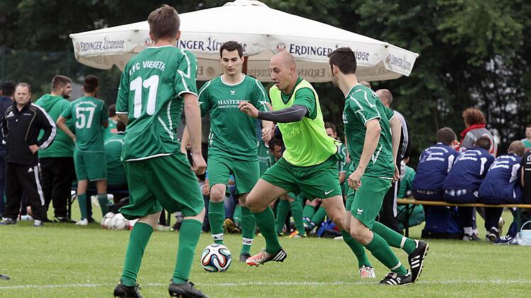 Szene aus dem Spiel SC 08 Bamberg (gelbes Leibchen) - FC Viereth