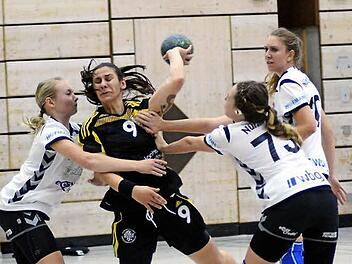 Kaum aufzuhalten: Auch Alexandra Dodans (am Ball) Energieleistungen war es zu verdanken, dass es für die TS Herzogenaurach bei der HSG Dietmannsried/Altusried zu einem Punkt reichte. Foto: herzopress/Archiv