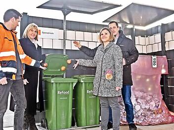 Wer seine Wertstoffe oder Grüngut in den Wertstoffhof in der Glenderstraße liefert, kann ab sofort dort auch seine Speisereste entsorgen. Das "Bring-System" stellten Markus Schökl (CEB), Bürgermeisterin Birgit Weber, Johannes Balk und Claudia Lessig (CEB) vor.  Foto: Gabi Arnold