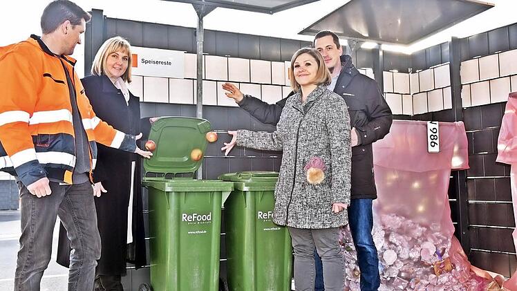 Wer seine Wertstoffe oder Grüngut in den Wertstoffhof in der Glenderstraße liefert, kann ab sofort dort auch seine Speisereste entsorgen. Das "Bring-System" stellten Markus Schökl (CEB), Bürgermeisterin Birgit Weber, Johannes Balk und Claudia Lessig (CEB) vor.  Foto: Gabi Arnold