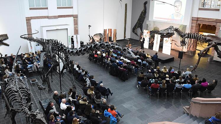 Siegerehrung im Dinosauriersaal im Senckenberg Museum Frankfurt.  Foto: Senckenberg/Tränkner