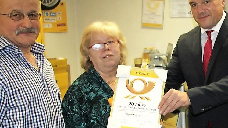 Postgebietsleiter Olaf Gunzelmann (rechts) überreichte neben extra gestalteten Briefmarken der Hümmers auch eine Urkunde.