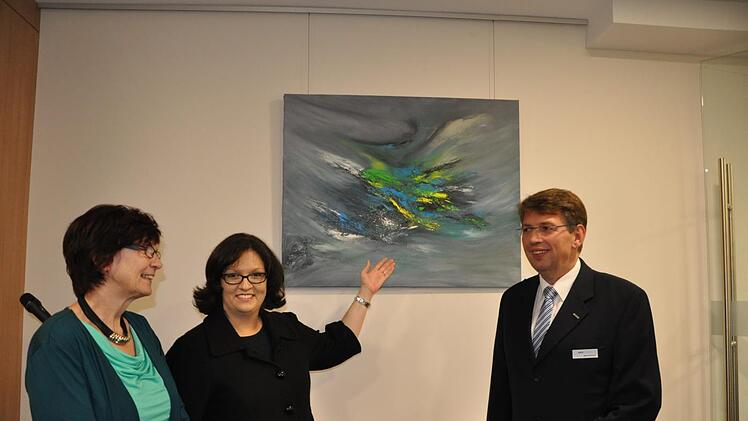Dr. Adina Rösch (Mitte) hielt die Laudatio auf Künstlerin Ingrid Holzinger. Rechts: Dr. Hubert-Ralph Schmitt, Vorstand der Privatbank Schilling. Jacqueline Vera Mihm