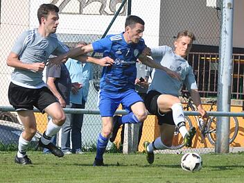 Eine symboltr&auml;chtige Szene: Zwar steckt ASV-Kapit&auml;n Tim Schmidt (M.) in der Zange zwischen Fabio Schleiwies (l.) und Andreas Eichenm&uuml;ller (r.), am Ende setzte sich aber Weisendorf mit 3:1 beim TSV Kirchehrenbach durch. Leo H&uuml;hnlein