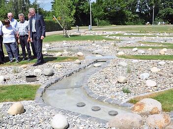 Nicht alle Urnen auf dem städtischen Friedhof liegen am Wasserlauf (unser Foto zeigt die Weihe). So soll jetzt ein neues Urnengrabfeld mit 253 Kammern geschaffen werden.  Foto: Bernhard Panzer (Archiv)